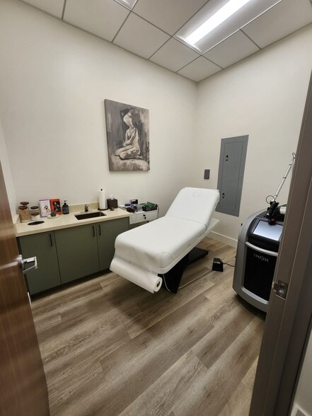 More Photos Of 6630 Foothill Blvd, Tujunga Freestanding For Lease