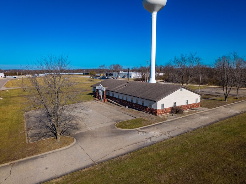 More Photos Of 604 Industrial Park Dr, Eldon Office For Sale