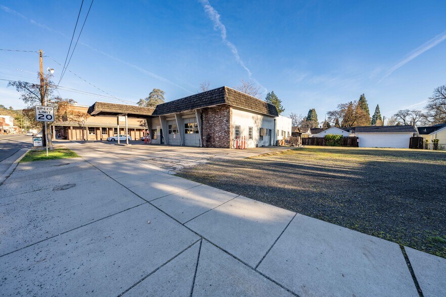 More Photos Of 205 E California St, Jacksonville General Retail For Sale