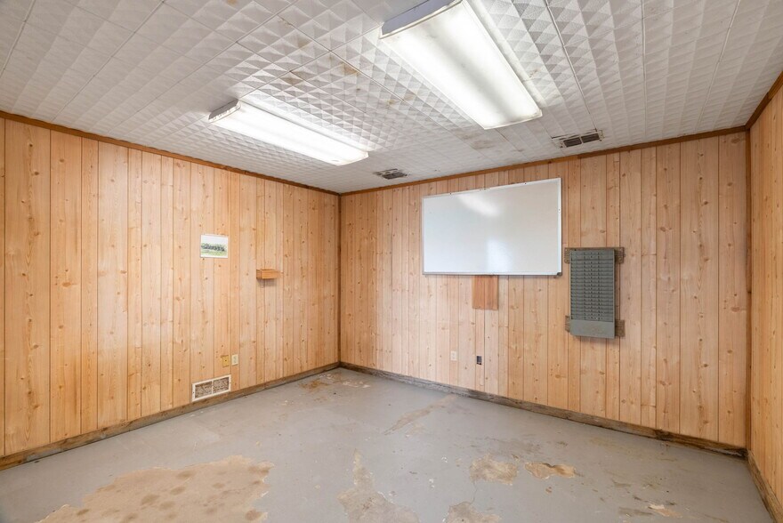 More Photos Of 2404 N US Highway 281, Alice Flex For Lease