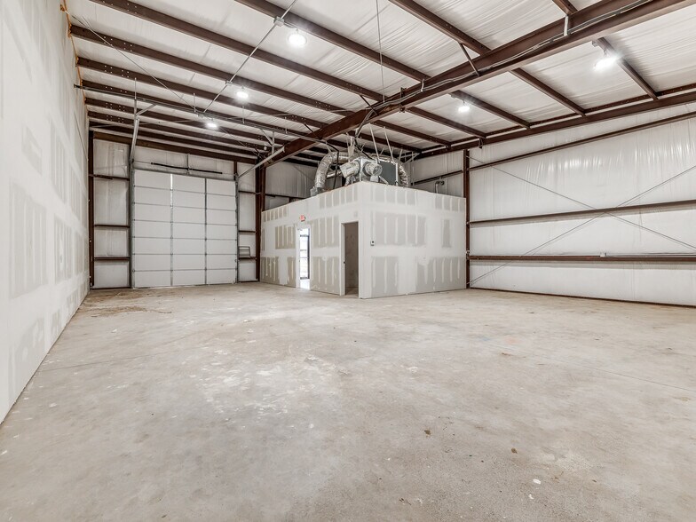 More Photos Of 236 N Chisholm Trail Way, Mustang Warehouse For Lease