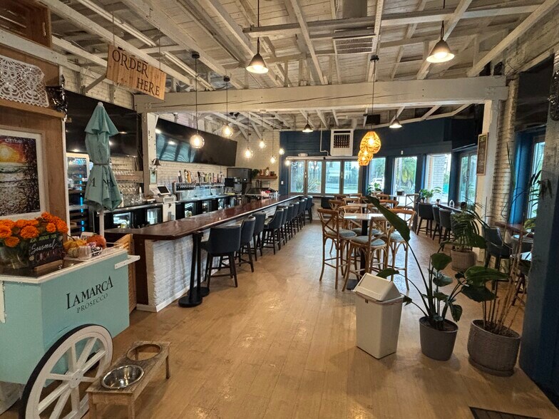 More Photos Of 301-309 Pier View Way, Oceanside Bar For Lease