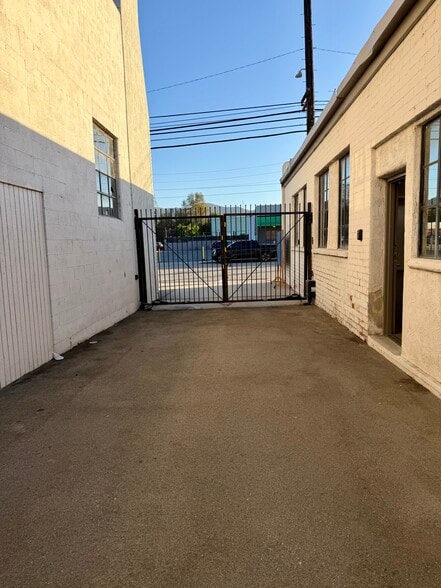 More Photos Of 1841 Flower St, Glendale Warehouse For Lease