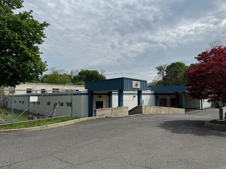 More Photos Of 195 Hudson St, Cornwall-on-Hudson Distribution For Lease