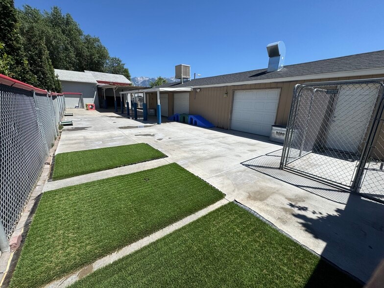 More Photos Of 8665 Harrison St, Sandy Service For Sale