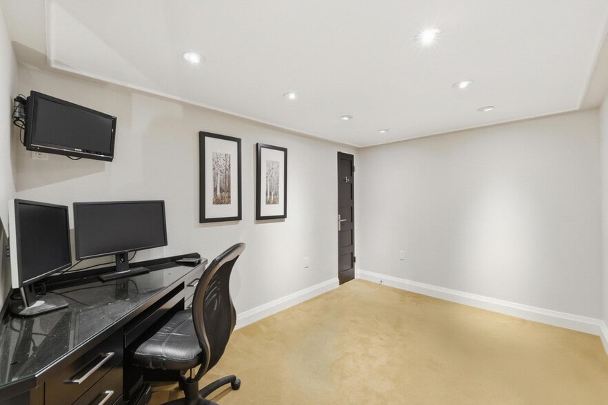 More Photos Of 58 King St W, Hamilton Office For Sale