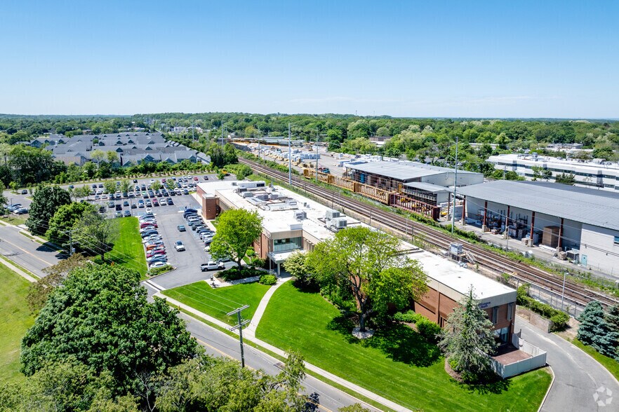 More Photos Of 789 Park Ave, Huntington Office For Lease