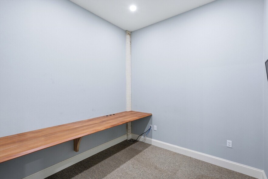 More Photos Of 1801 Franklin Ave, Waco Flex For Sale