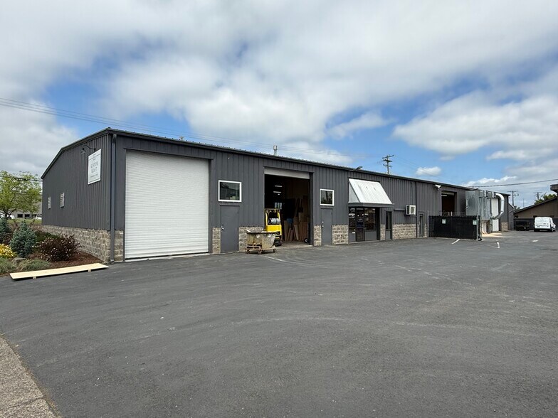 Primary Photo Of 697 34th St, Springfield Warehouse For Lease