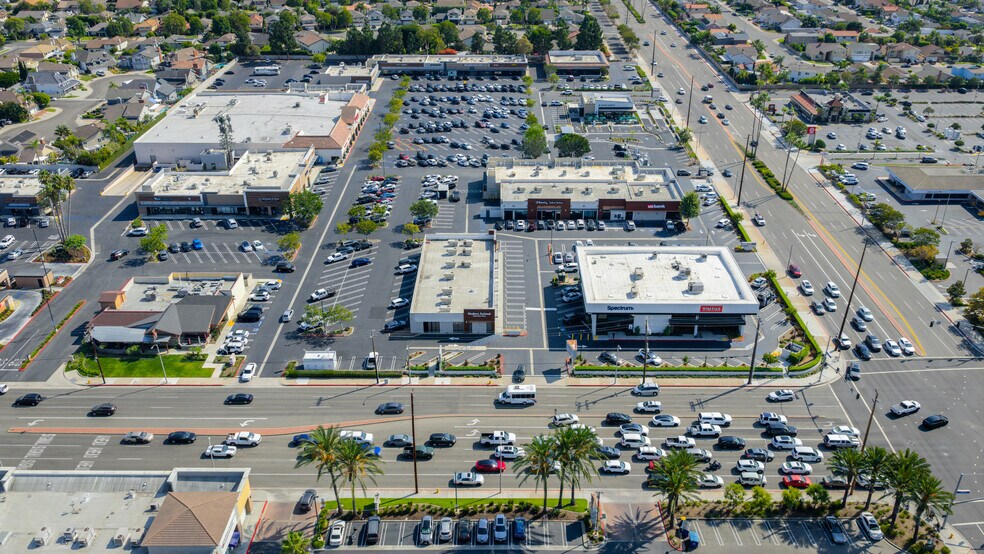 More Photos Of 20052 Brookhurst St, Huntington Beach General Retail For Lease