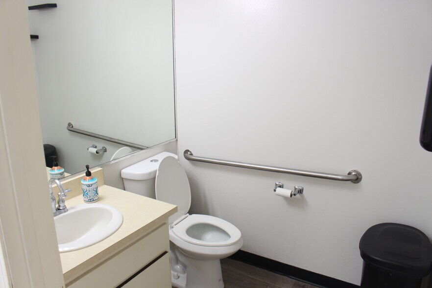 More Photos Of 8008 Menaul Blvd NE, Albuquerque Medical For Sale
