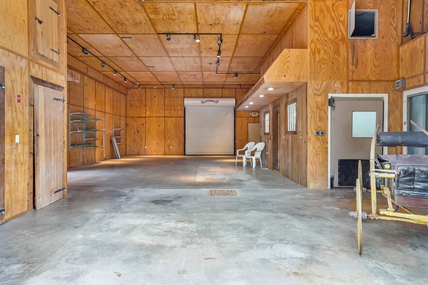 More Photos Of 8977 DuPont Blvd, Lincoln Convenience Store For Sale