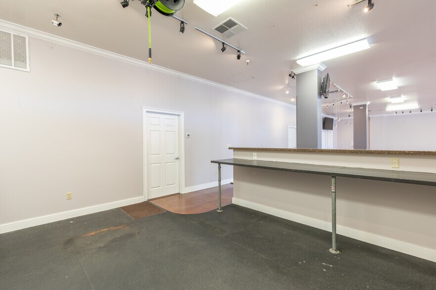 More Photos Of 220 Windsor River Rd, Windsor Apartments For Sale