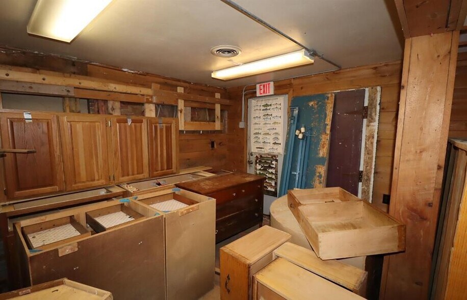 More Photos Of 1819 W Bayfield St, Washburn Freestanding For Sale