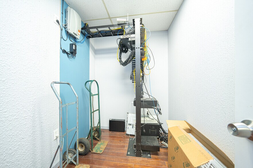 More Photos Of 1015 McCann Rd, Longview Office For Sale