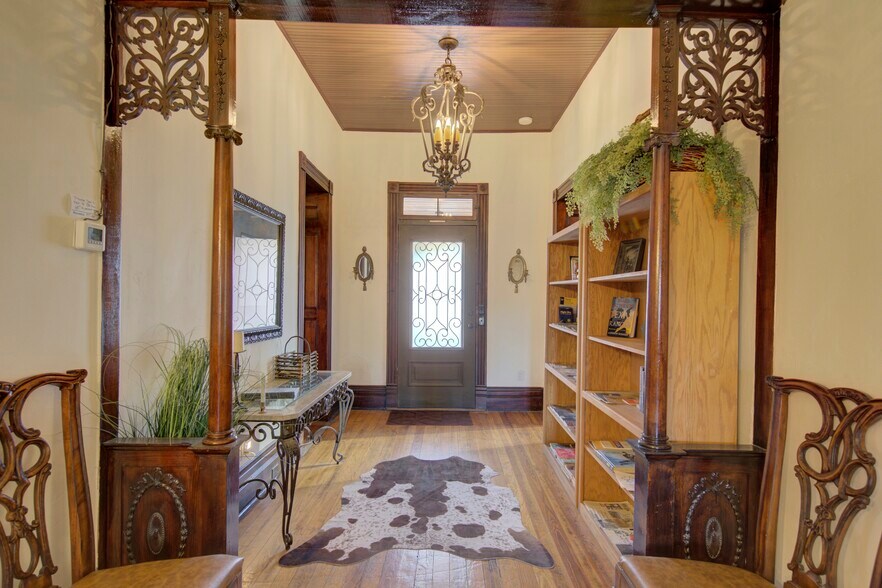 More Photos Of 405 W Avenue E, Alpine Specialty For Sale