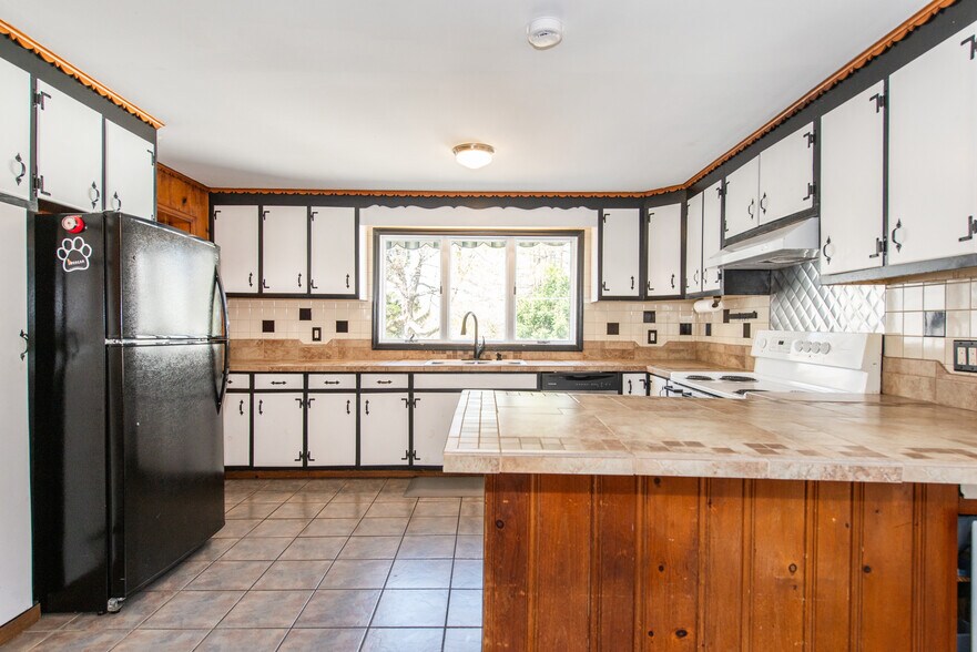 More Photos Of 8 Stonehedge Ln, Byram Township Veterinarian Kennel For Sale