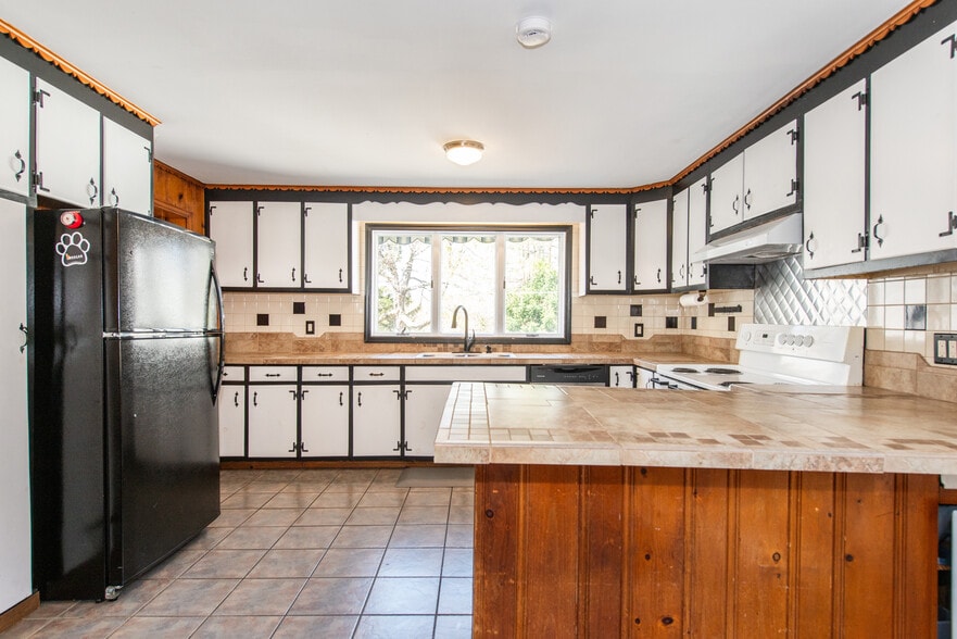 More Photos Of 8 Stonehedge Ln, Byram Township Veterinarian Kennel For Sale