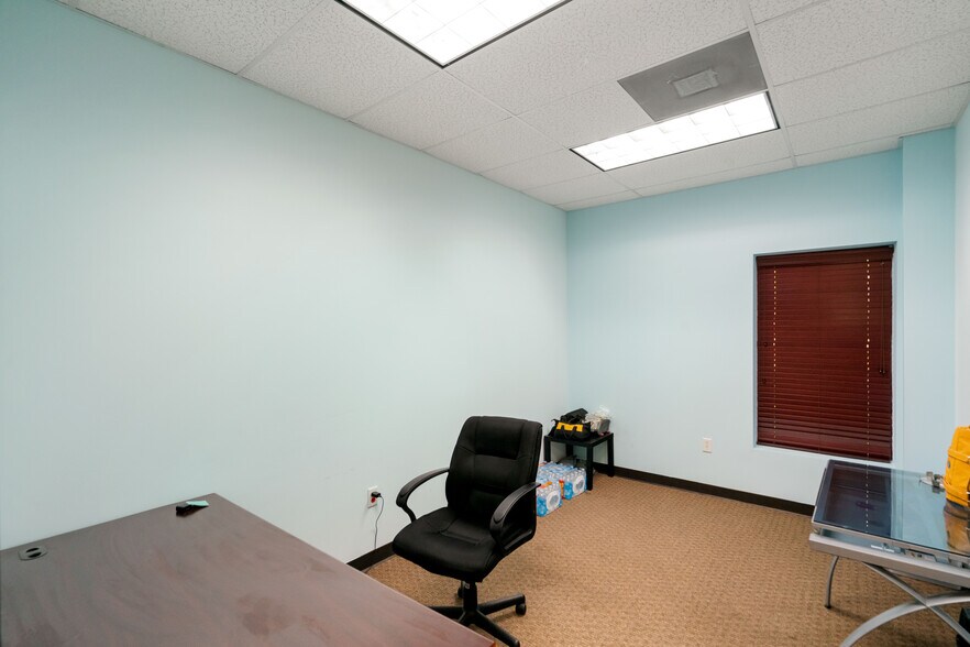 More Photos Of 207 W Archer Rd, Baytown Warehouse For Sale