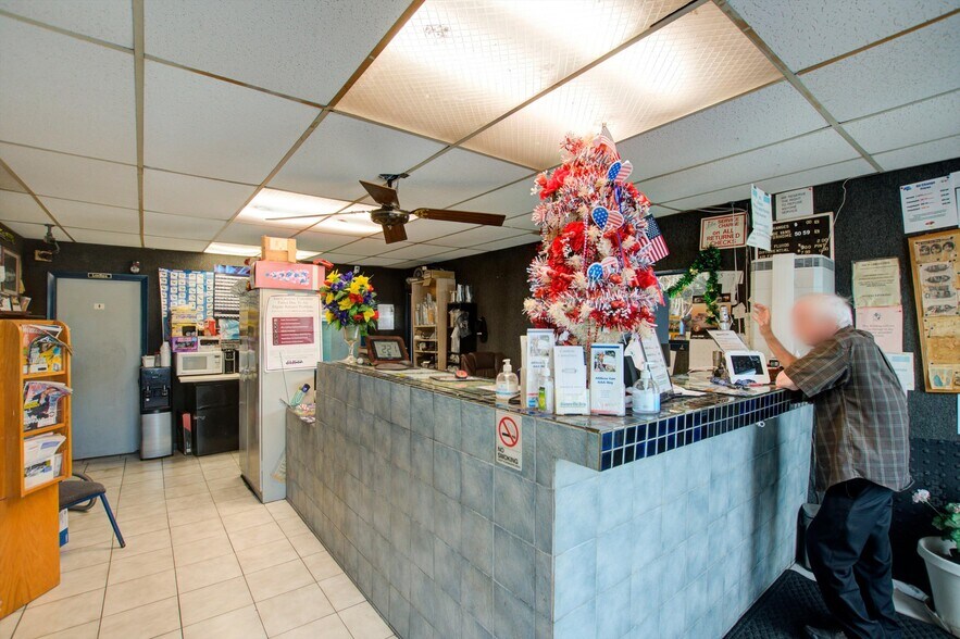 More Photos Of 905 W Memorial Blvd, Lakeland Auto Repair For Sale