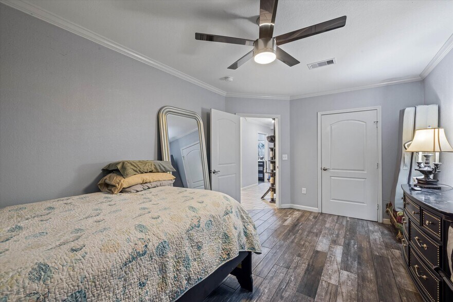 More Photos Of 902 51st St, Galveston Light Manufacturing For Sale