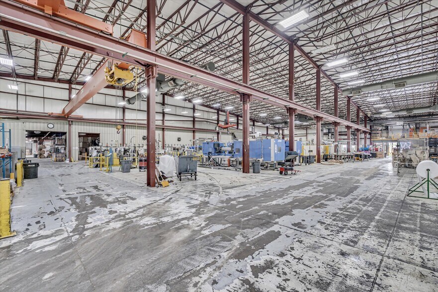 More Photos Of 202 1st St S, Kalona Manufacturing For Sale