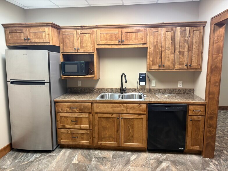 More Photos Of 13794 Bluestem Ct, Baxter Office For Lease