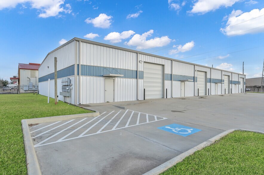 More Photos Of 535 S Persimmon St, Tomball Warehouse For Lease