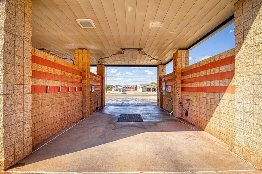 More Photos Of 318 E Tamarack Rd, Altus Specialty For Sale