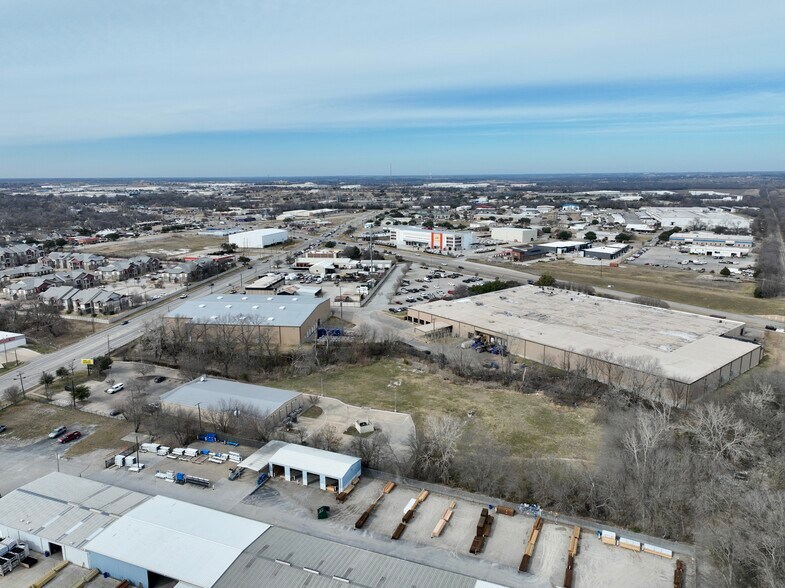 More Photos Of 902 N McDonald St, McKinney Industrial For Lease