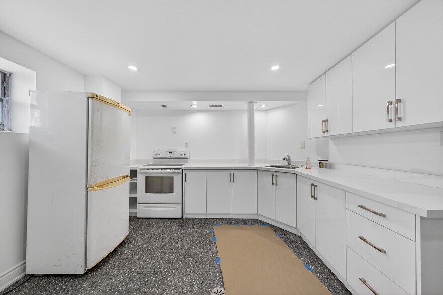 More Photos Of 50 Earl St, Hamilton Daycare Center For Sale