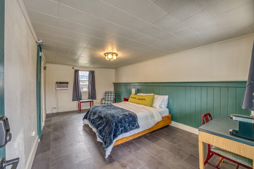 More Photos Of 208 Court St, Jasper Hotel For Sale