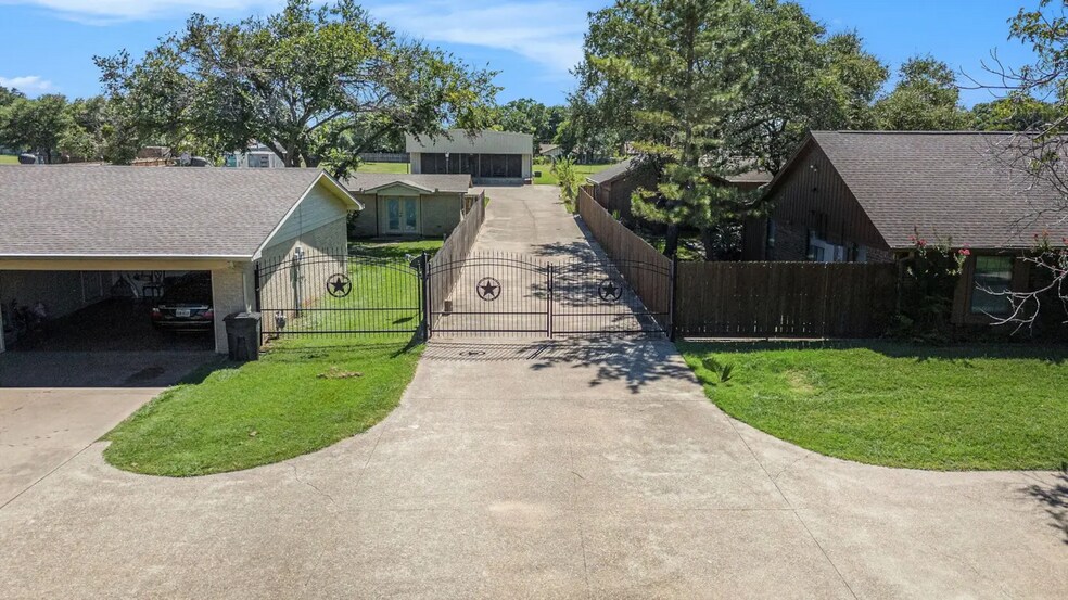 More Photos Of 124 S Nolan River Rd, Cleburne Flex For Lease