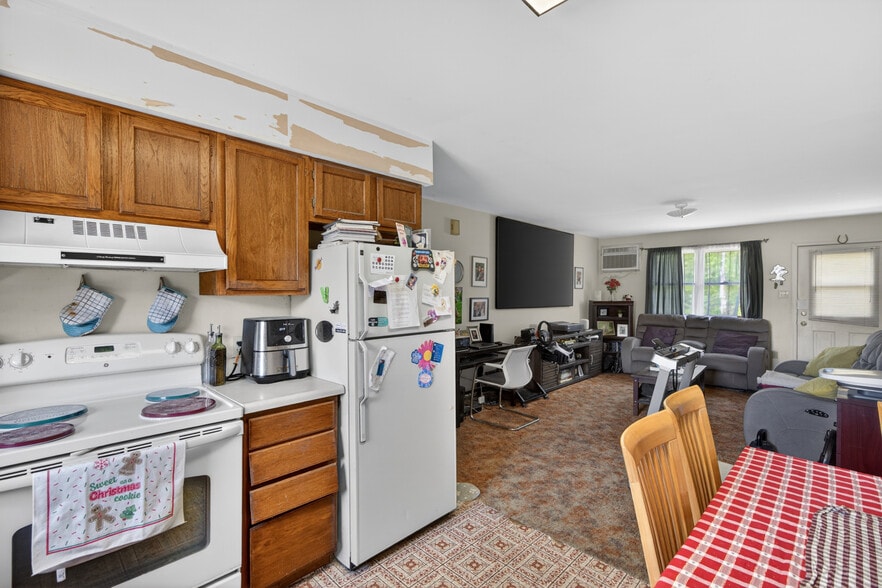 More Photos Of 5585 MacArthur Rd, Whitehall Showroom For Sale