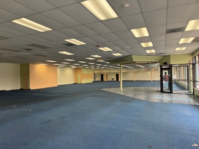 More Photos Of 1071-1119 Fort St, Lincoln Park Unknown For Lease