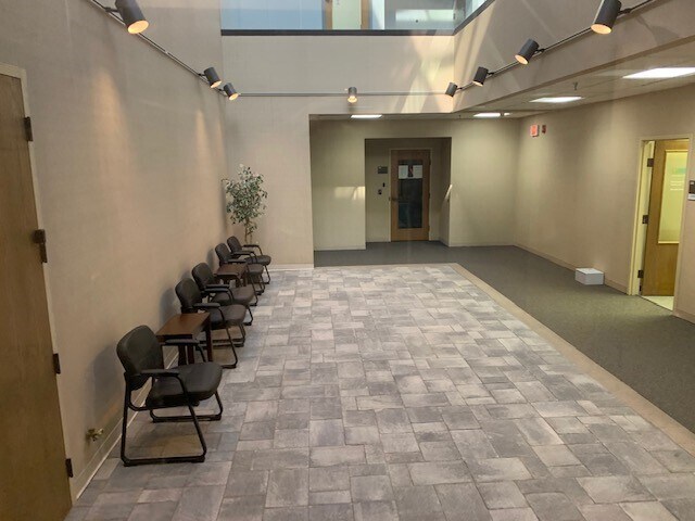 More Photos Of 500 Coventry Ln, Crystal Lake Office For Lease