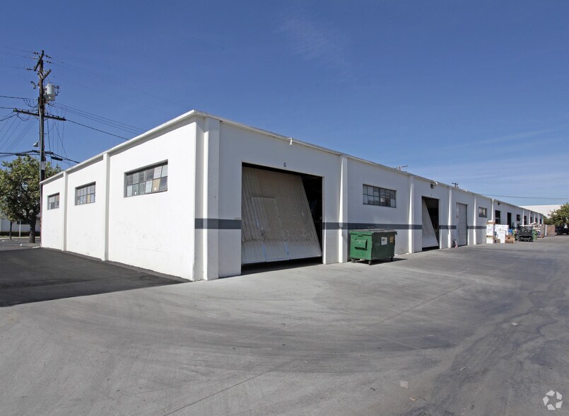More Photos Of 3014 S Halladay St, Santa Ana Warehouse For Lease