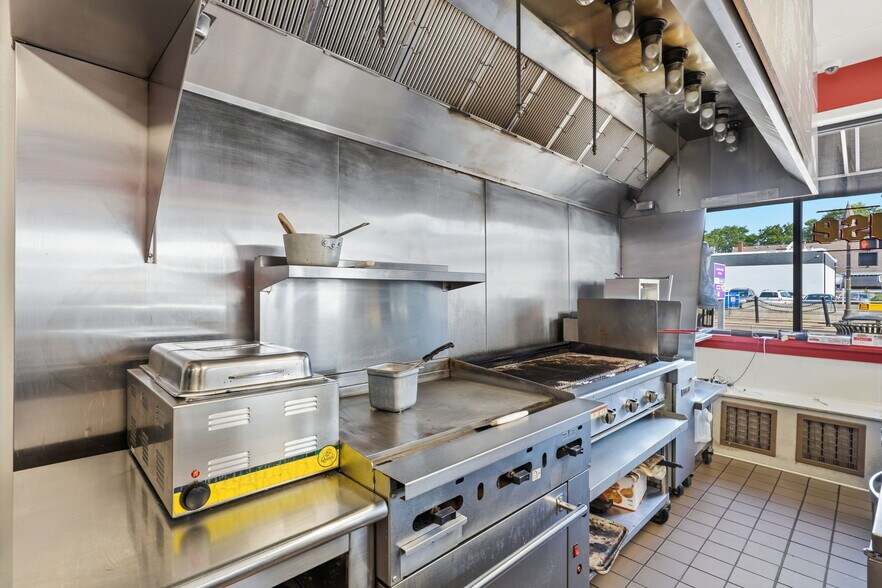 More Photos Of 860 W University Ave, Saint Paul Restaurant For Sale