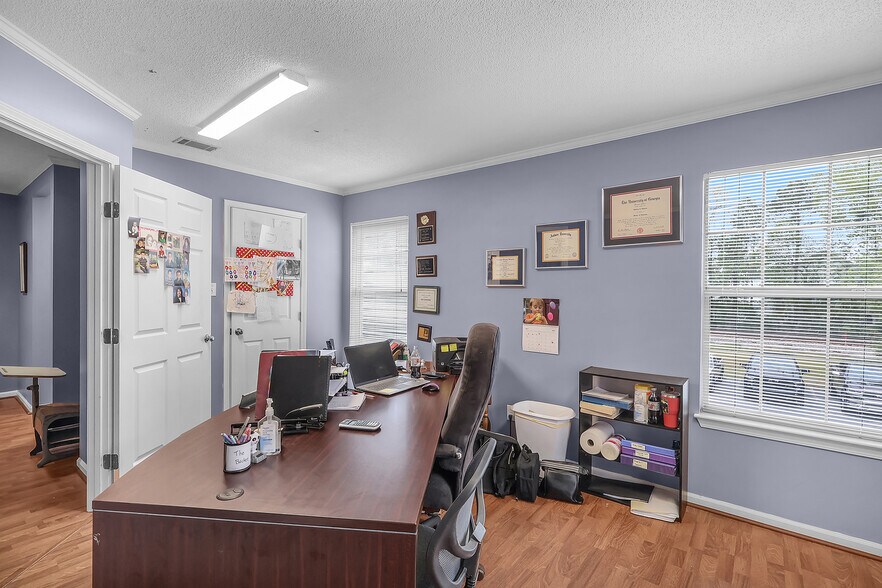 More Photos Of 10375 Ford Ave, Richmond Hill Office For Sale