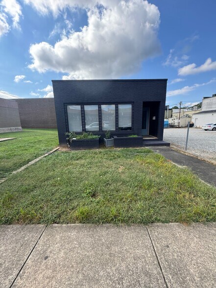 More Photos Of 6 Airline St, Belmont Freestanding For Lease