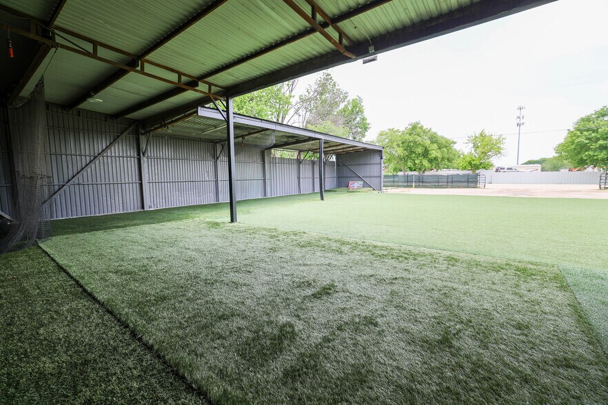 More Photos Of 415 Topeka Ave, Justin Warehouse For Sale