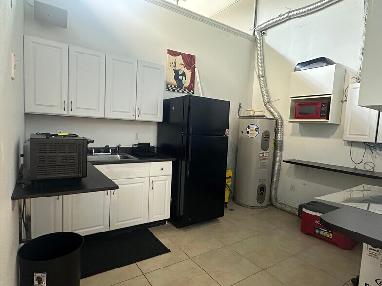 More Photos Of 8810 Commodity Cir, Orlando Showroom For Sale