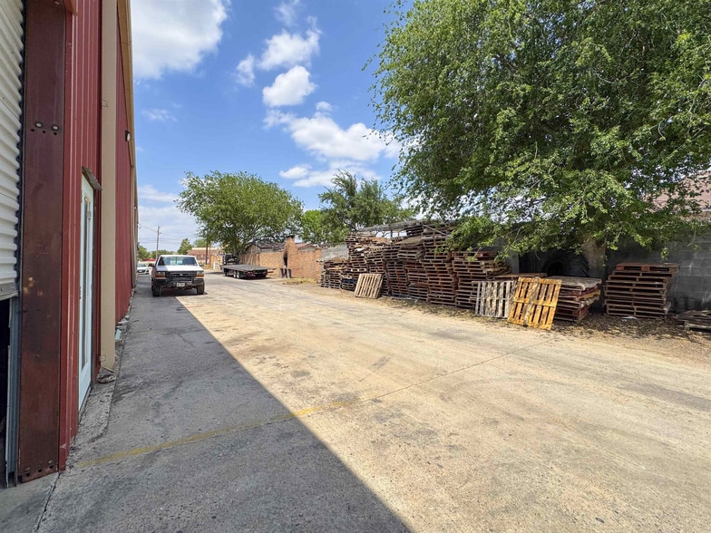 More Photos Of 5103 US Highway 59, Laredo Warehouse For Sale