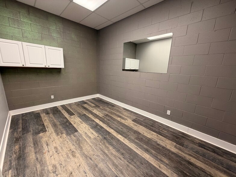 More Photos Of 417-435 Ridge Rd, Munster Unknown For Lease