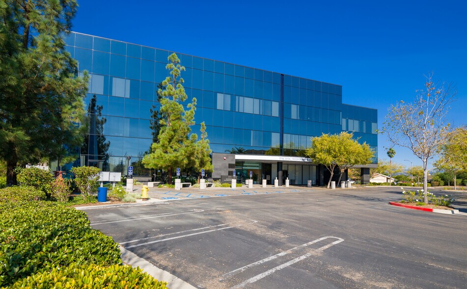 More Photos Of 900 Canterbury Pl, Escondido Office For Lease