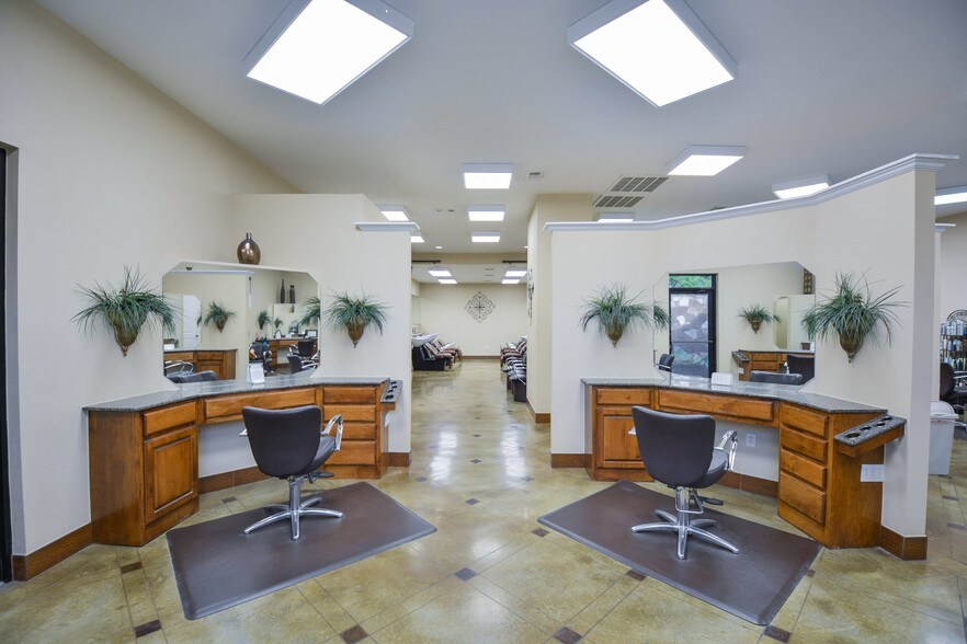 More Photos Of 2320 Airport Rd, Temple Storefront Retail Office For Lease