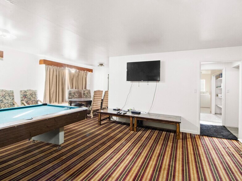 More Photos Of 905 W Spruce St, Rawlins Hotel For Sale