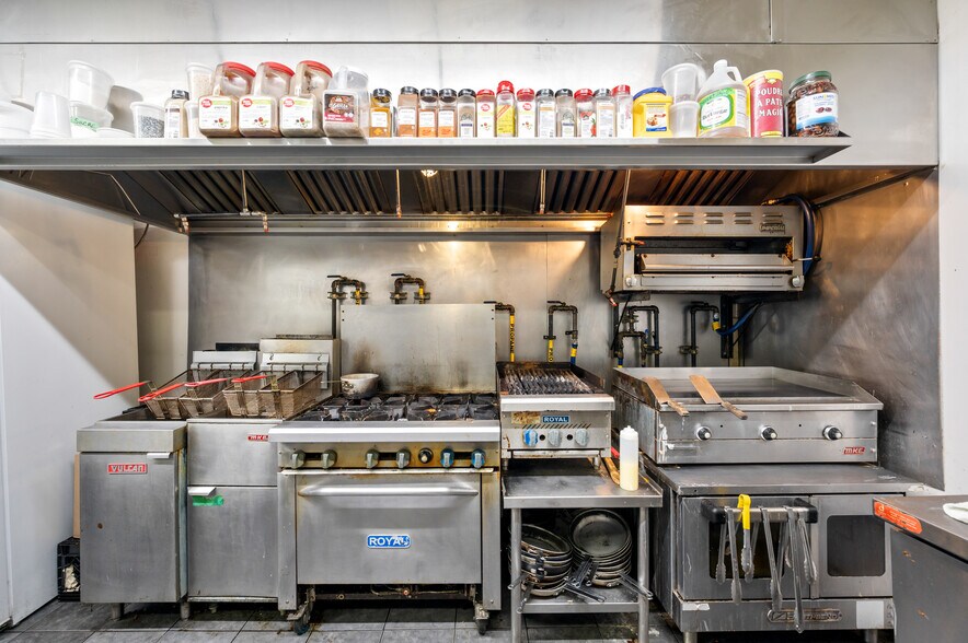 More Photos Of 150 Boul Des Bois-Francs S, Victoriaville Freestanding For Lease