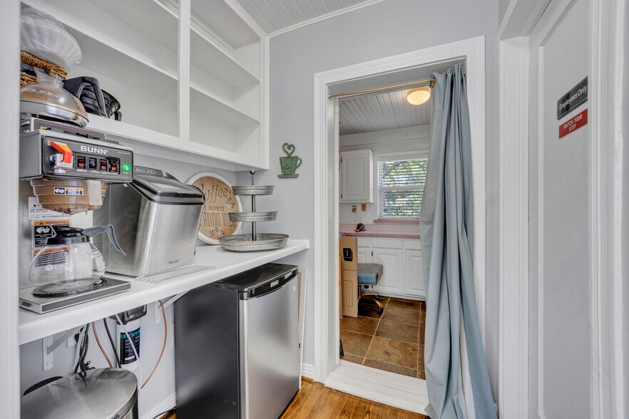 More Photos Of 1500 W Abram St, Arlington Medical For Lease