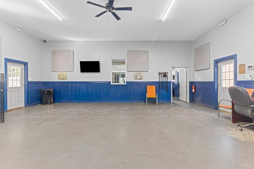 More Photos Of 273 Riverbend Rd, Altavista Showroom For Sale